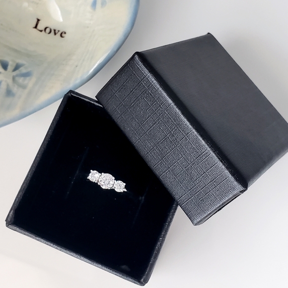 NEW Sterling Silver Round 3 Stone 5A CZ Diamond Ring - Picture 13 of 13